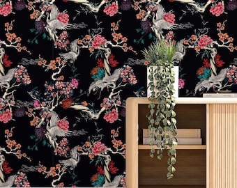 Puede incluir: Un papel tapiz blanco y negro con un patrón floral que presenta flores rosas, hojas verdes y grullas blancas. El papel tapiz se muestra en una pared detrás de un gabinete de madera con un acabado de madera clara.