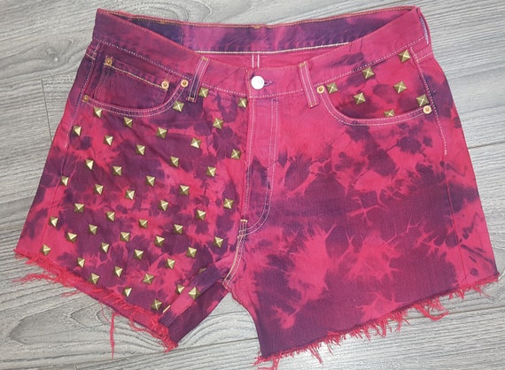 red levi shorts