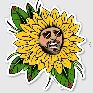 Pode incluir: Um adesivo com o rosto de uma pessoa com óculos de sol e barba, dentro de um girassol amarelo com folhas verdes. O adesivo mede 7,6 cm de largura e 8,6 cm de altura. O texto "@samurai_rusk" está na parte inferior do adesivo.