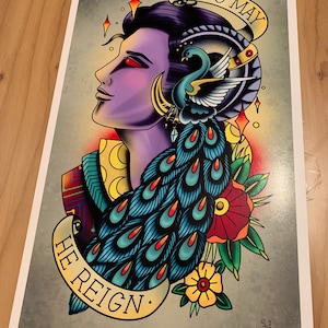 Könnte beinhalten: Eine farbenfrohe Illustration einer Person mit einem Pfauenfeder-Kopfschmuck und dem Text "Long May He Reign."