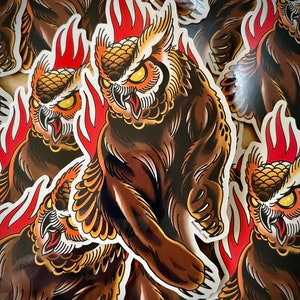 Peut inclure: Plusieurs autocollants représentant une illustration détaillée d'un hibou avec des flammes. Le hibou est brun, avec des yeux jaunes et des détails orange et jaune. Les flammes sont rouges et orange. Bordure blanche.