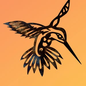 Arte de pared de metal con colibrí en vuelo