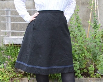 Walking skirt in modern length, with trim. Perfect for historybounding at the office.