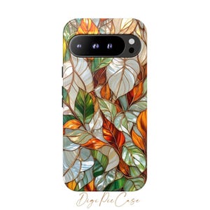 Peut inclure: Coque de téléphone ornée d'un motif de feuilles en vitrail aux tons verts, oranges et blancs. La coque a une finition brillante et une découpe pour l'appareil photo en haut. Le texte "Digi Pie Case" est en bas.