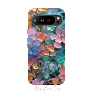 Peut inclure: Une coque de téléphone avec un motif floral coloré. Les fleurs sont dans des tons de rose, bleu et violet, et elles sont entourées de feuilles dorées. L'arrière-plan est bleu foncé.