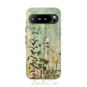 Puede incluir: Una funda para teléfono con un diseño floral. La funda presenta un fondo verde descolorido con una variedad de flores amarillas, rosas y blancas. La lente de la cámara es visible en la parte superior de la funda.
