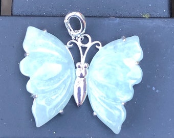 Colgante de jade con forma de mariposa