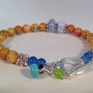 Jordnära armband med krämig gul-bärnstensfärgad jaspis med naturlig och färgad kalcedon, agat och jade plus sterlingsilverväv, thailändska sterlingsilverben!