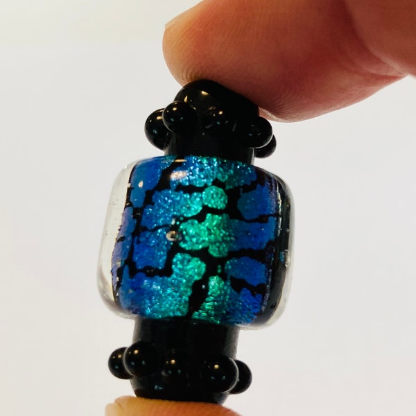 Perle focale ou pendentif en verre dichroïque - Magnifique, fait à la main, noir à chaque extrémité avec des points surélevés, le centre est enveloppé de sarcelles et de bleus brillants.