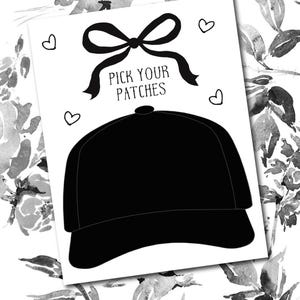 Könnte beinhalten: Schwarze Baseballkappen-Silhouette mit dem Text "PICK YOUR PATCHES" und einer Schleifengrafik. Das Design beinhaltet drei kleine Herzformen. Der Hintergrund zeigt ein schwarz-weißes Blumenmuster.