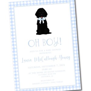 Op de afbeelding: Babyborrel uitnodiging met een zwarte hond met een lichtblauwe strik. De uitnodiging heeft een lichtblauwe gingham rand en de woorden "OH BOY!" in lichtblauw. Details: naam, datum, tijd en locatie van de geëerde.
