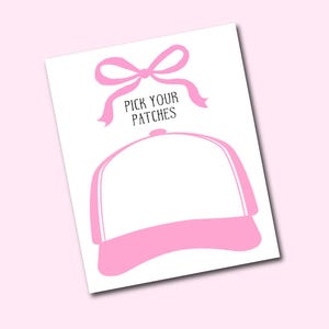 Op de afbeelding: Een roze en witte afbeelding met een baseball cap ontwerp met een strik aan de bovenkant. De tekst "PICK YOUR PATCHES" staat boven de pet. Het ontwerp heeft een witte achtergrond met een roze rand.
