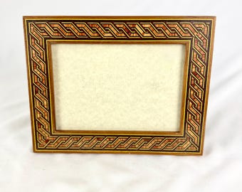 Cadre photo vintage Fetco en marqueterie, bois épais de 3,2 cm (1,25 po), verre de 23 x 19 cm (9 x 7,5 po).