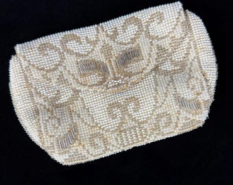 Mini sac de soirée orné des années 1920 antique, pochette, perles de verre blanches argentées, mariage, bal de finissants, nuptiale