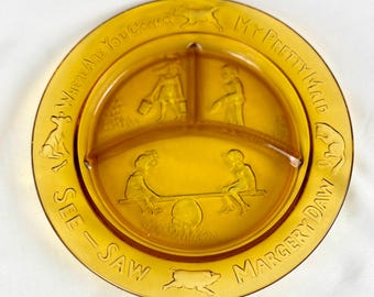 Assiette vintage en verre ambré de l'Indiana pour enfant, motif balançoire, Margery Daw, divisée, représentant des chiens et un petit cochon jouant avec un chat.