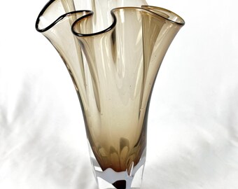 Vintage Mid Century Modern Smokey Topaz Mouchoir Art Vase en verre soufflé à la main peut-être Adam Jablonski