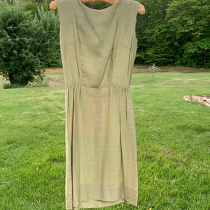 1960s Lee Richard Green Silk Sheath Dress S Sleeveless Pinched Waist 36-24-34 Vintage Excellent Mid Century Modern Capsule Wardrobe Piece