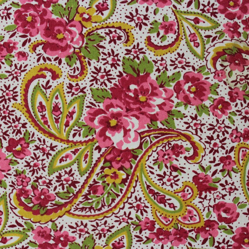 Cabbage Roses Fabric 1 Yard Plus Pink Flowers With Paisley Etsy