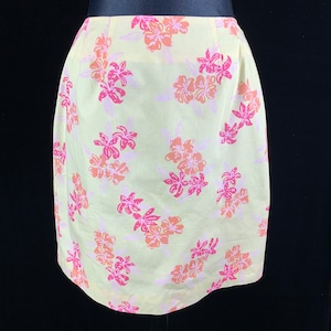 Vintage 1990s Lilly Pulitzer Mini Skirt size 4 Pink Flowers on Yellow Logo Lace Hem Tape Fully Lined Tiki Tropical Cotton Blend Floral