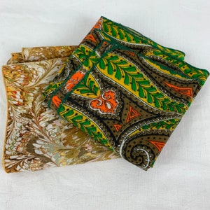 Peut inclure: Deux carr&eacute;s de tissu avec des motifs paisley et marbr&eacute;s dans des tons de brun, vert, orange et jaune.