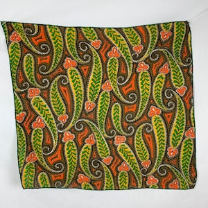 Peut inclure: Un tissu &agrave; motif paisley vert et orange avec une bordure vert fonc&eacute;.
