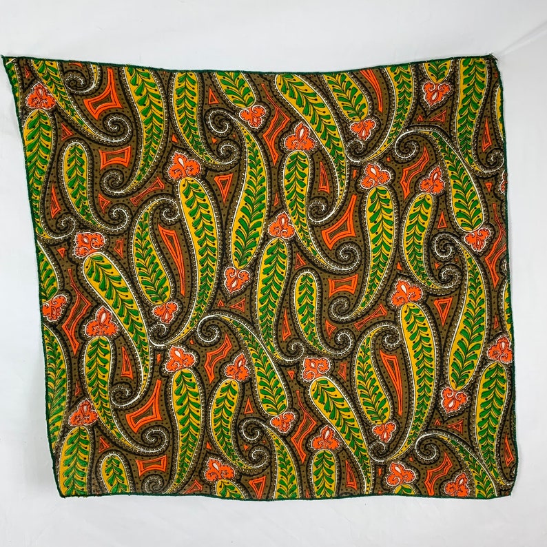 Peut inclure: Un tissu &agrave; motif paisley vert et orange avec une bordure vert fonc&eacute;.