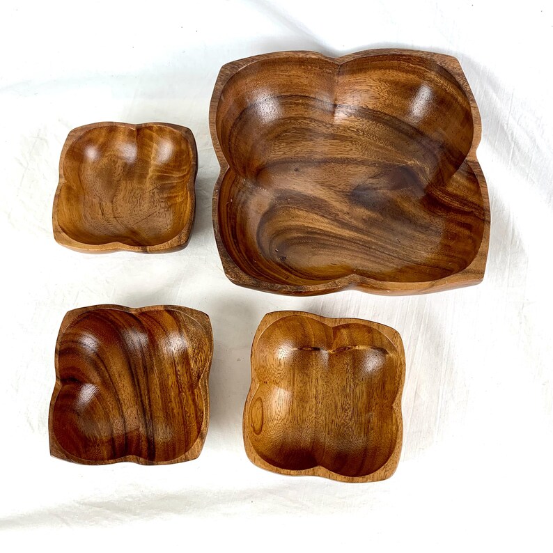 4 Vintage Monkey Pod Wooden Bowls 1 Large 3 Smaller Salad Set Organic Shape Tiki Bar Hawaiian Hawaii Excellent Condition bild 5