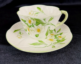 Tasse, soucoupe et seringue en porcelaine fine Shelley England vintage des années 1960. Un cadeau idéal.