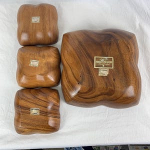 4 Vintage Monkey Pod Wooden Bowls 1 Large 3 Smaller Salad Set Organic Shape Tiki Bar Hawaiian Hawaii Excellent Condition bild 2