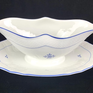 Vintage 1983-86 Coburg Villeroy and Boch Gravy Boat Attached Under Plate Blue and White Bone China Excellent Condition