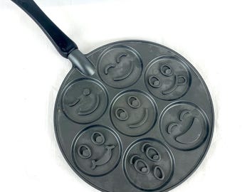 Nordic Ware Emoticon Smiley Face Pancake Pan Griddle 10 inch Non Stick Cast Aluminum Start the Day our Right Excellent Condition