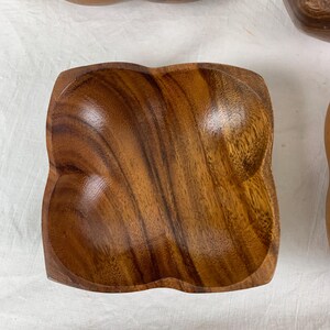 4 Vintage Monkey Pod Wooden Bowls 1 Large 3 Smaller Salad Set Organic Shape Tiki Bar Hawaiian Hawaii Excellent Condition bild 7