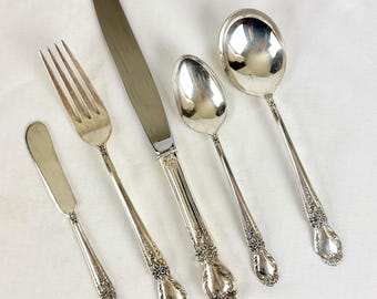Service de table 5 pièces en brocart vintage des années 1950, signé International Sterling Silver. Excellent état.