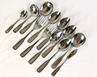 Service de table vintage 1776 en acier inoxydable de Salem, 12 pièces, fabriqué au Japon : louche, grandes cuillères, fourchettes à viande, couteau à beurre et cuillère à sucre.
