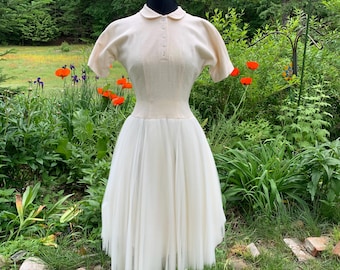 Années 1950 Anne Fogarty Robe de mariée d'hiver S en laine en tricot, col claudine, longueur ballerine, jupe plissée en accordéon, très bon état