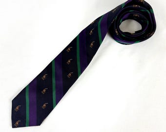 Cravate en soie Ralph Lauren POLO années 1980, bleu marine, violet et vert, avec des joueurs de polo à cheval, style preppy