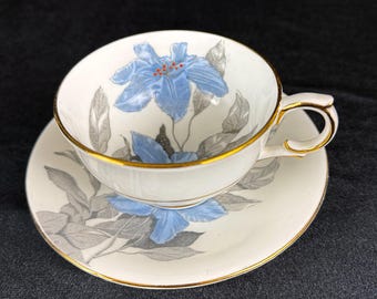 Tasse et soucoupe en porcelaine fine Clarence vintage 1971, décor de trilles bleus et bordure dorée, cadeau