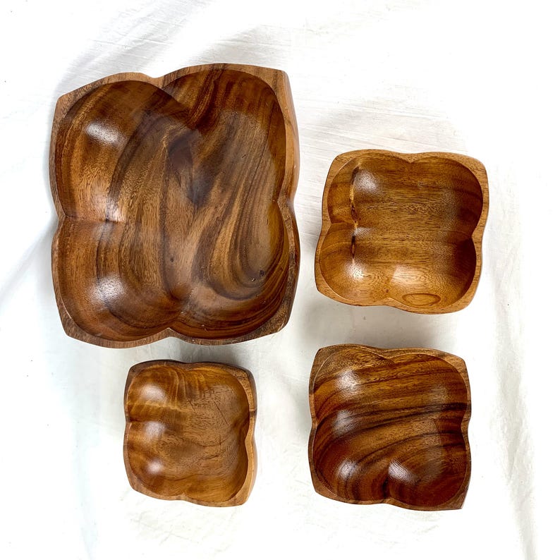 4 Vintage Monkey Pod Wooden Bowls 1 Large 3 Smaller Salad Set Organic Shape Tiki Bar Hawaiian Hawaii Excellent Condition bild 10