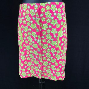 Vintage 1990s Lilly Pulitzer Short Straight Skirt size 10 Green Daisies on Pink Waffle Weave Cotton Blend Large Pockets Excellent Condition
