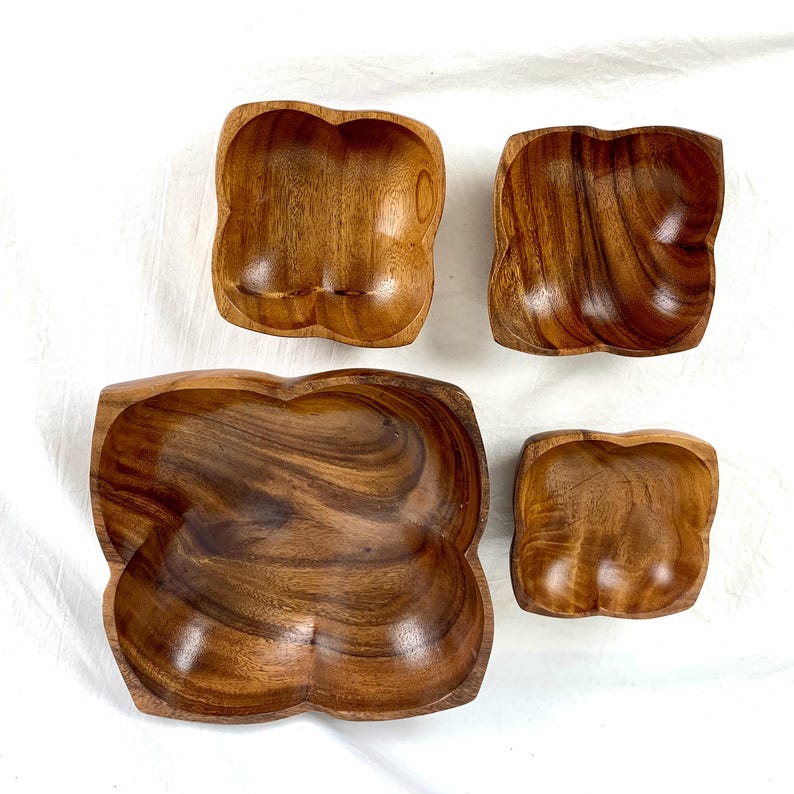 4 Vintage Monkey Pod Wooden Bowls 1 Large 3 Smaller Salad Set Organic Shape Tiki Bar Hawaiian Hawaii Excellent Condition bild 8