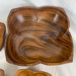 4 Vintage Monkey Pod Wooden Bowls 1 Large 3 Smaller Salad Set Organic Shape Tiki Bar Hawaiian Hawaii Excellent Condition bild 3