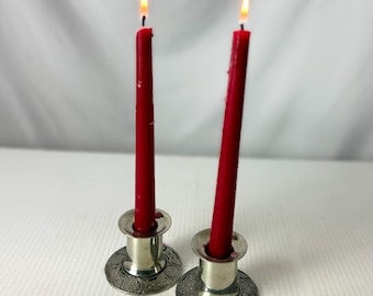 Paire de bougeoirs vintage Quaich Co en étain, à motif de nœud celtique, fabriqués en Écosse, 5 cm de haut.