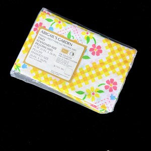 NOS 1970s Abigails Garden 2 Standard PillowCases Yellow Gingham Patchwork Pink Floral