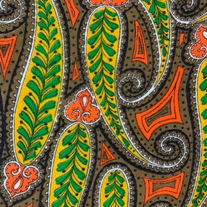 Peut inclure: Un tissu &agrave; motif paisley avec un fond brun et des formes paisley jaunes, vertes et orange.