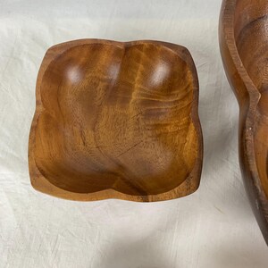 4 Vintage Monkey Pod Wooden Bowls 1 Large 3 Smaller Salad Set Organic Shape Tiki Bar Hawaiian Hawaii Excellent Condition bild 6