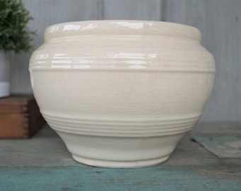 USA Ribbed Beehive Round Planter