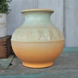Red Wing/Rumrill Oak Leaf Motif Vase