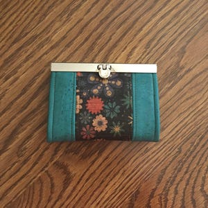 Cartera plegable de corcho, flores, corcho estampado con margaritas, cierre de seguridad plateado, algodón, ranuras para tarjetas de crédito, ventana para DNI.