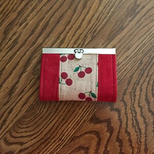 Cartera plegable Cherries, piel roja, corcho estampado con cerezas, cierre plateado, algodón, ranuras para tarjetas de crédito y ventana para DNI.