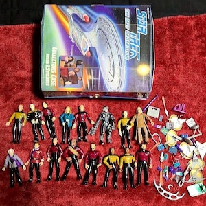 Star Trek Action Figure Lot of 16 TNG TOS & Carrying case + Accessories